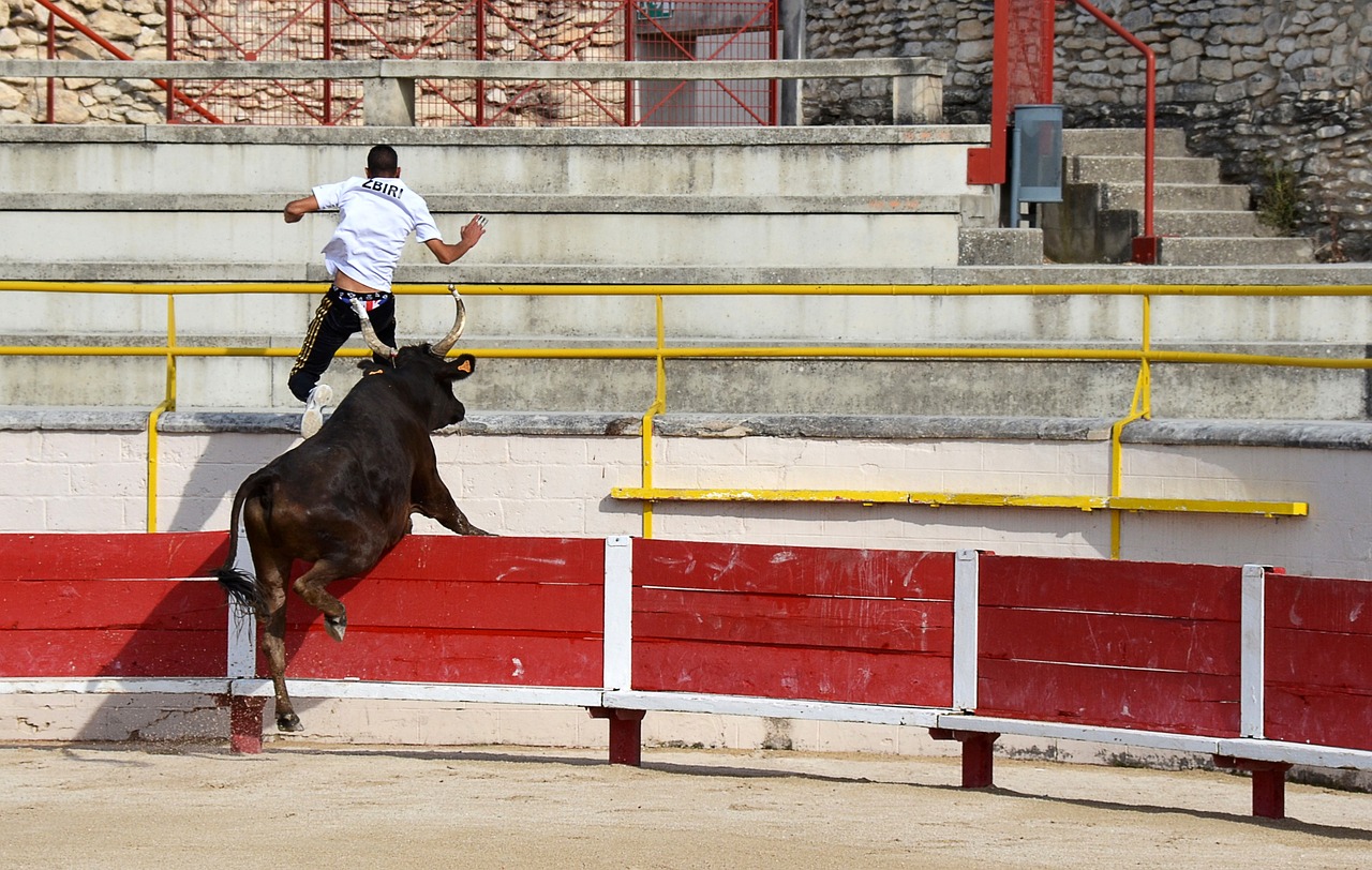 並於